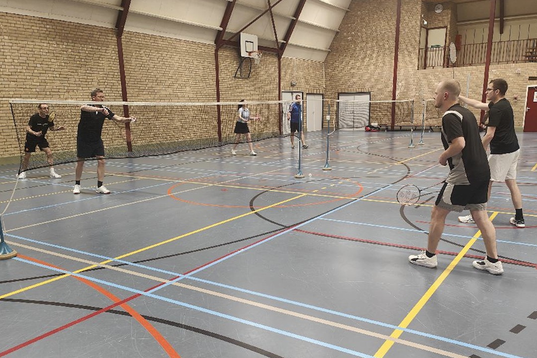 Intern toernooi van badmintonvereniging ORBIT2001 groot succes